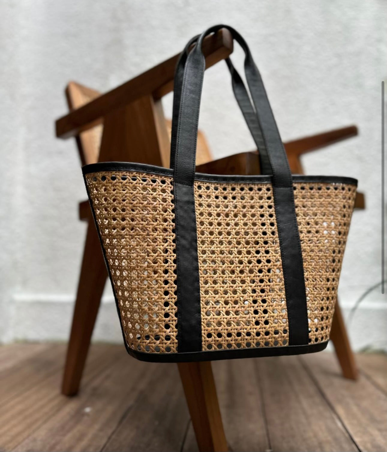 Rottingveske med skinndetaljer, sort