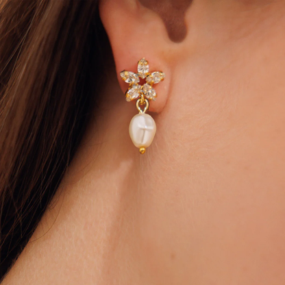 Emmy Earrings, gold, pearl/crystal
