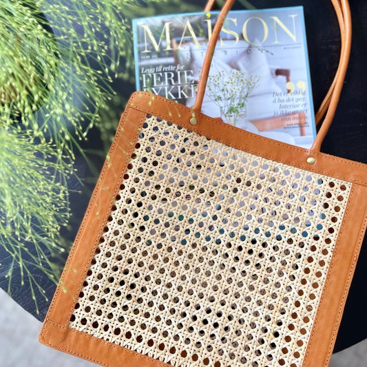 Veske med skinnhank, cognac, 30x30 cm.