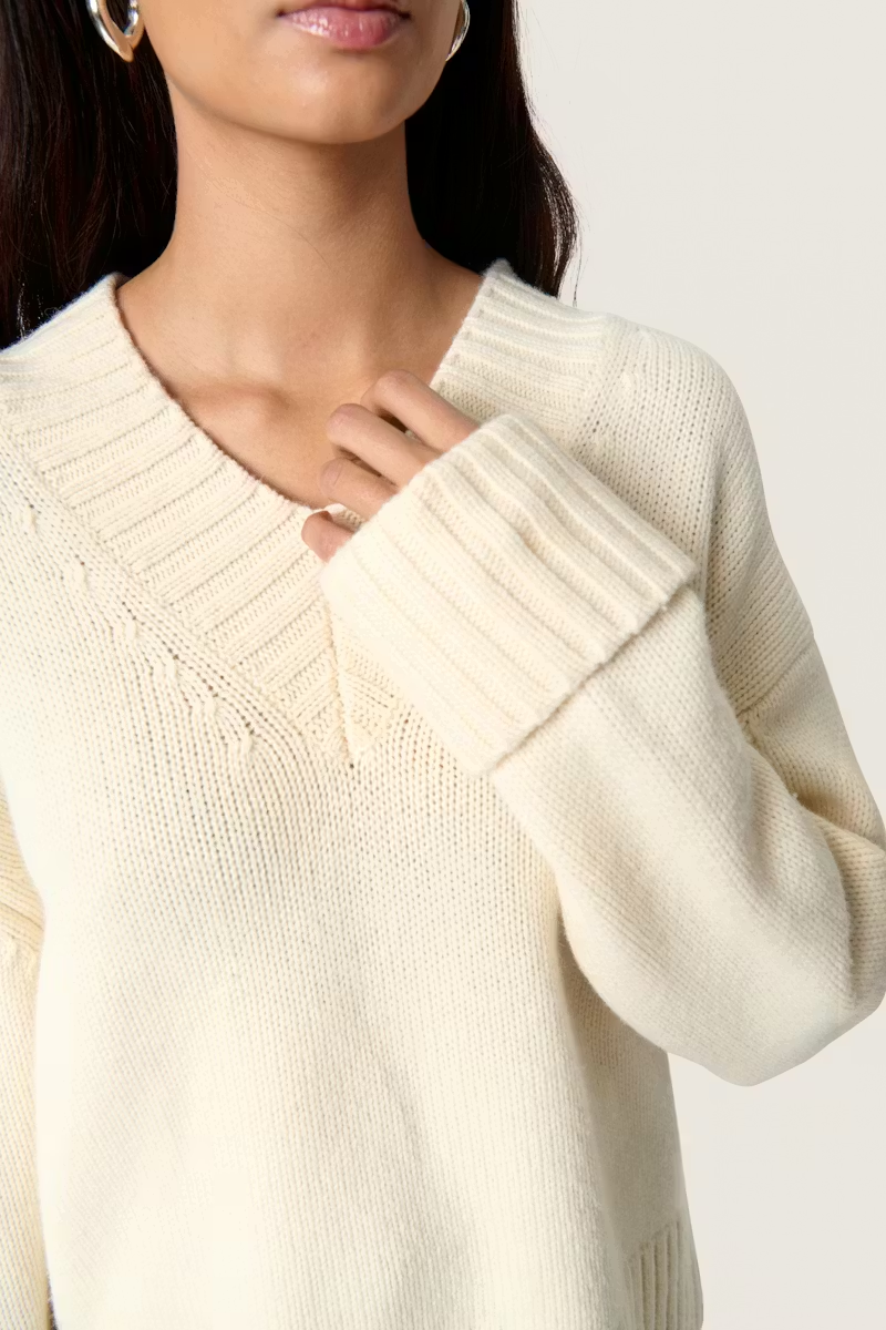 Moline V-Neck Pullover, whisper white
