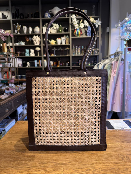 Veske med skinnhank, mørk brun, 30x30 cm.