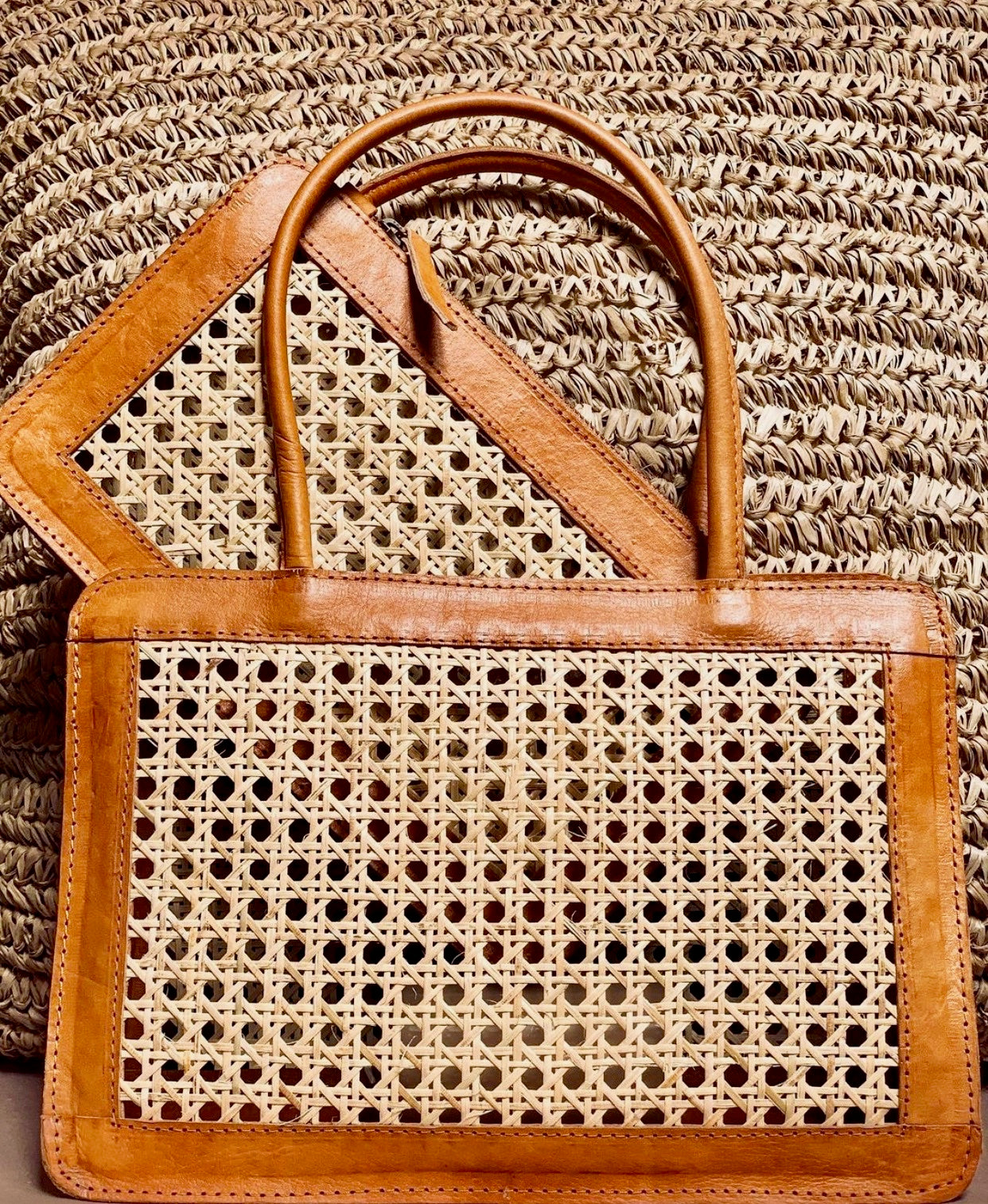 Veske med skinnhank og glidelås, cognac, 30x21 cm.