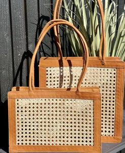 Veske med skinnhank, cognac, 30x30 cm.