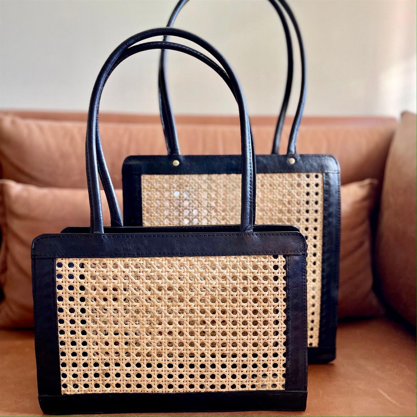 Veske med skinnhank, sort, 30x21 cm.